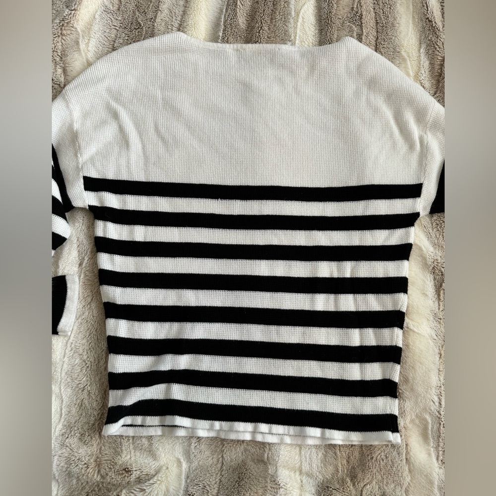 Cyrus women’s XS classic black and white striped sweater - Picture 5 of 7